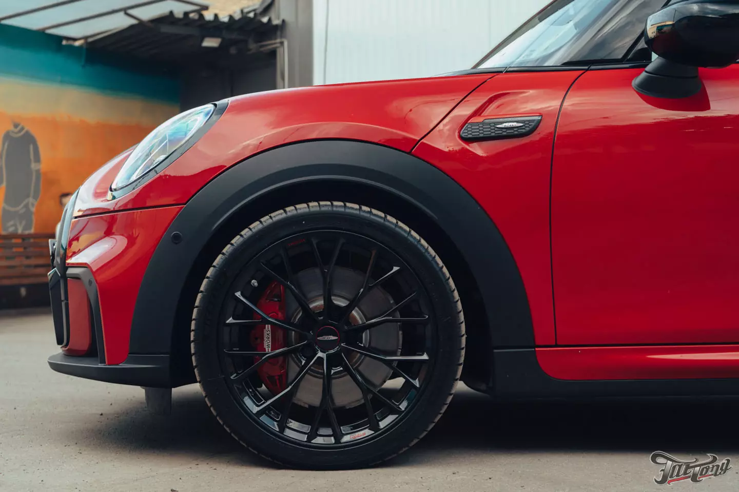 Оклейка Mini John Cooper Works глянцевым полиуретаном, наклейки на кузов, комплексная шумоизоляция, установка новых дисков, керамика дисков и суппортов